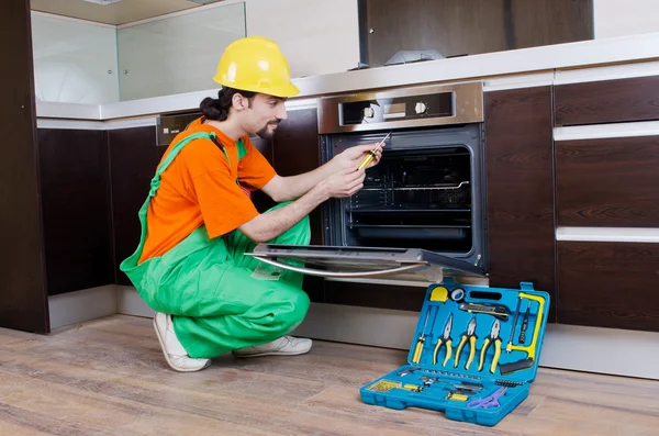 Reparador montando o mobiliário na cozinha — Fotografia de Stock