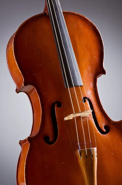 Μουσική βιολοντσέλο στο σκοτεινό δωμάτιο — Φωτογραφία Αρχείου