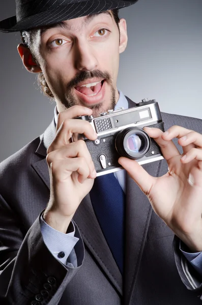 ビンテージ カメラを持つカメラマンの人 — ストック写真