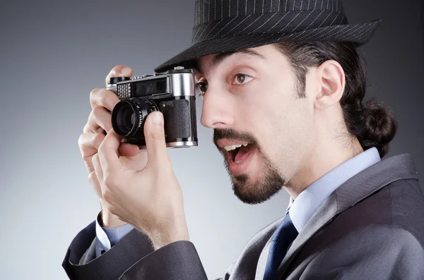 Fotograf muž s vinobraní fotoaparát — Stock fotografie