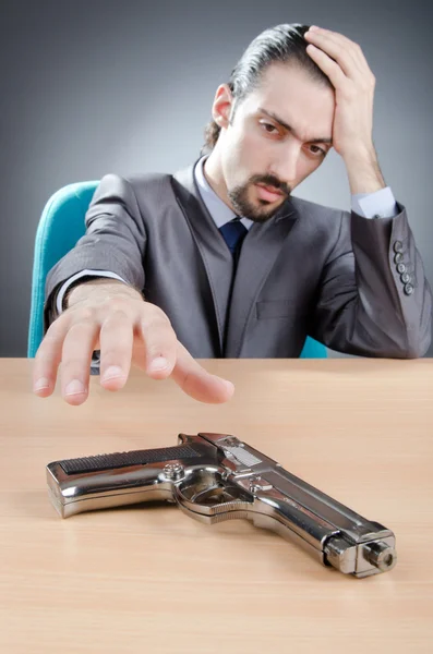 Podnikatel muž s pistolí v ruce — Stock fotografie