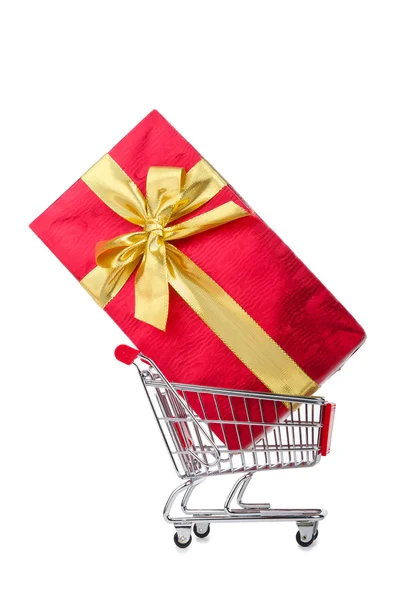Geschenkbox und Warenkorb auf weiß — Stockfoto