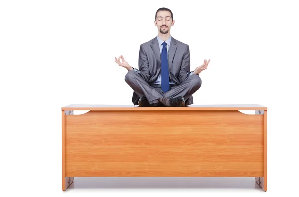 Człowiek medytacji na biurku — Zdjęcie stockowe