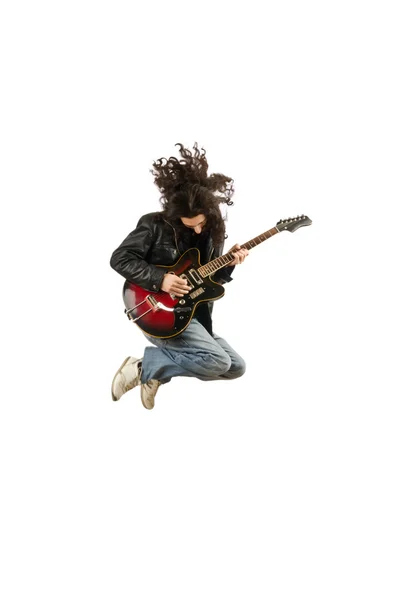 Jonge man gitaarspelen op wit — Stockfoto