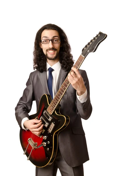 Гитарист в деловом костюме на белом — стоковое фото