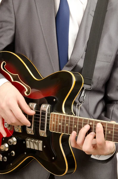 Gitarspiller i dress på hvit – stockfoto