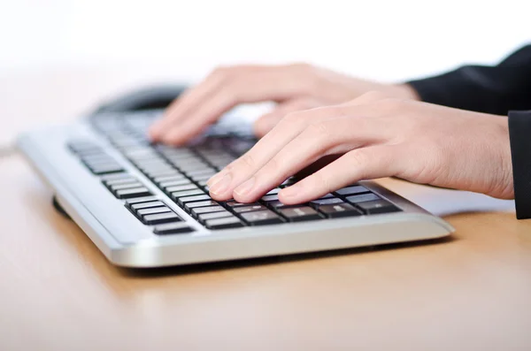 Mani digitando sulla tastiera Immagine Stock