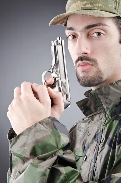 Солдат з пістолетом у студійній стрільбі — стокове фото