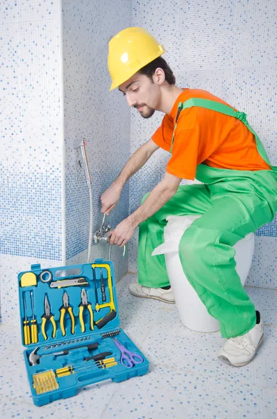 Fontanero trabajando en el baño — Foto de Stock