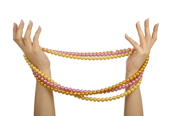 Collana di perle in mano su bianco — Foto Stock