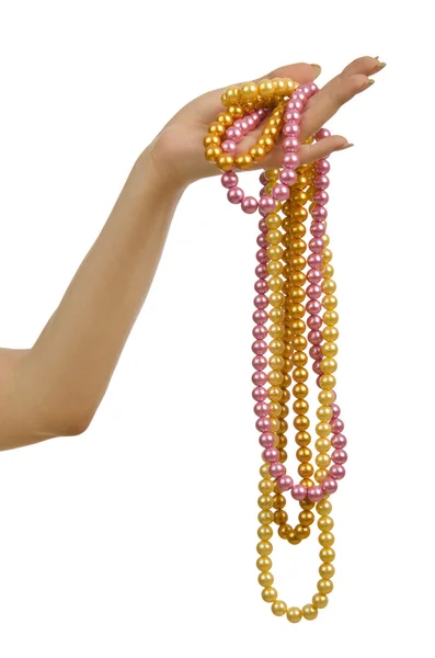 Collana di perle in mano su bianco — Foto Stock