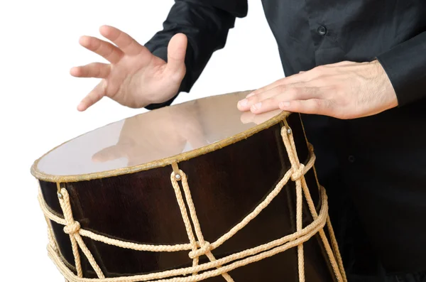 Drummer met trommel spelen op wit — Stockfoto