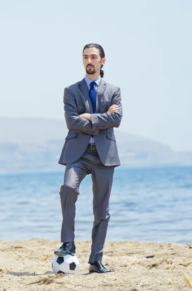 Uomo d'affari con calcio sulla spiaggia — Foto Stock