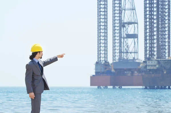 Engenheiro de petróleo na praia do lado do mar — Fotografia de Stock