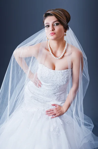 Красивая невеста в студии съемки — стоковое фото