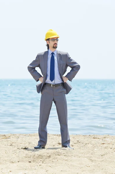 Naftařský inženýr na pláži straně moře — Stock fotografie