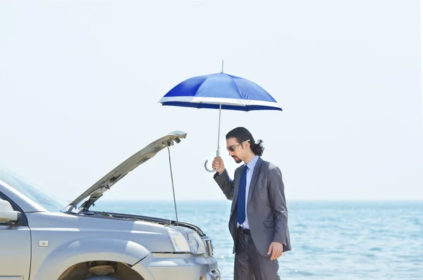 Man med bil på seaside — Stockfoto
