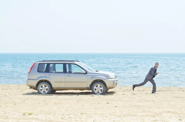 Homem com carro à beira-mar — Fotografia de Stock