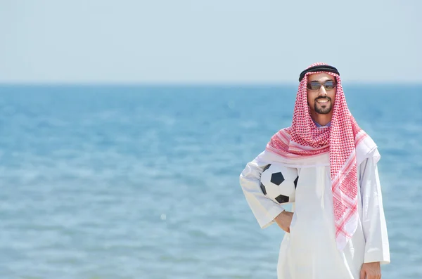 Árabe con futbolín en la playa — Foto de Stock