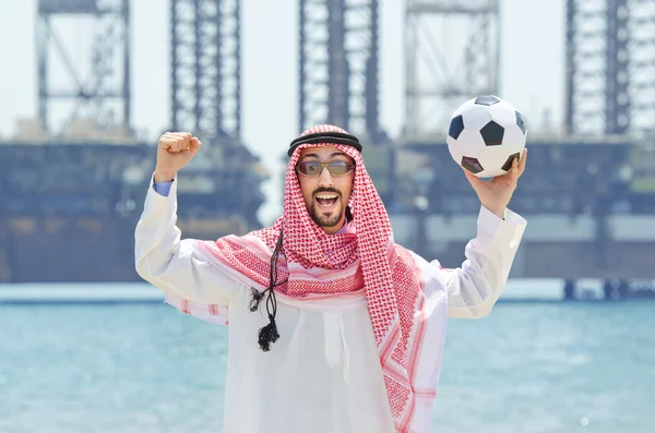 Arabiska med fotboll på seaside — Stockfoto