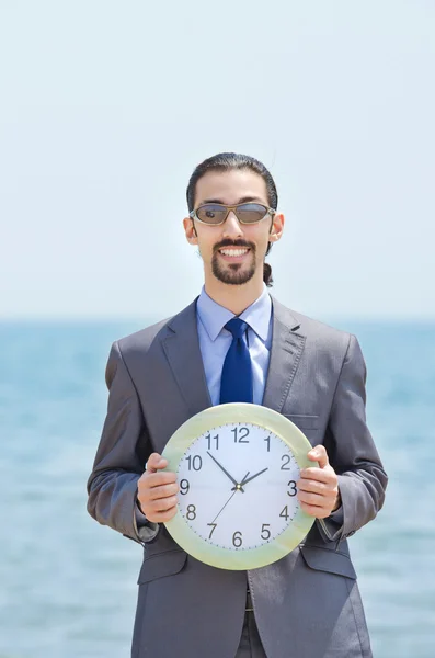 海滨上的时钟的男人 — 图库照片