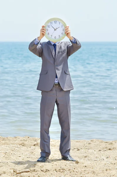 Homme avec horloge au bord de la mer — Photo
