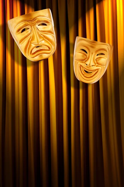 Концепция театрального представления с масками — стоковое фото