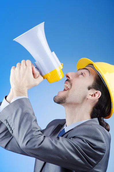 Trabajador de la construcción gritando a través de un altavoz — Foto de Stock