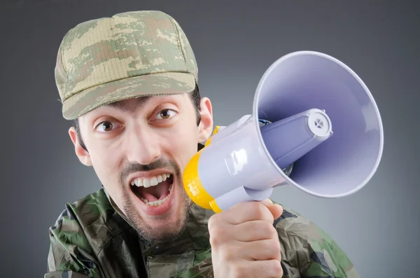 Солдат з гучномовцем криком — стокове фото