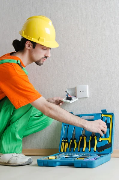 Electrician repairman working in the house — Stock Photo, Image