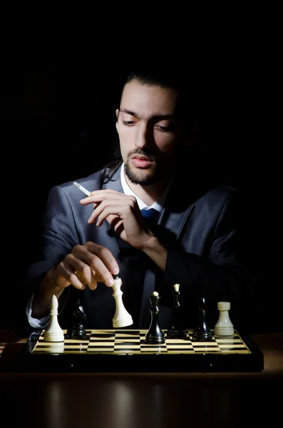 Шахматист играет в свою игру — стоковое фото