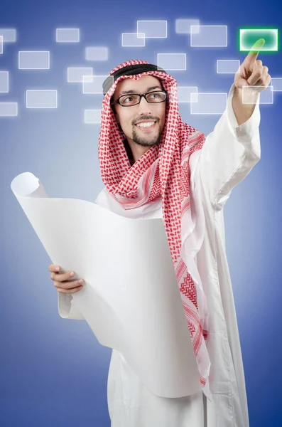 Joven árabe presionando botones virtuales —  Fotos de Stock