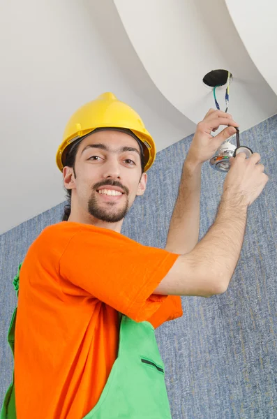 Elektrikçi tamirci çalışıyor tadilattan üzerinde — Stok fotoğraf