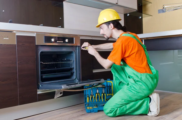 Reparatör montering möbler på kök — Stockfoto