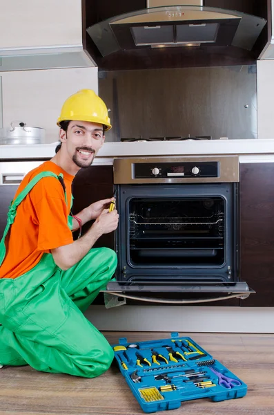 Reparador montando o mobiliário na cozinha — Fotografia de Stock