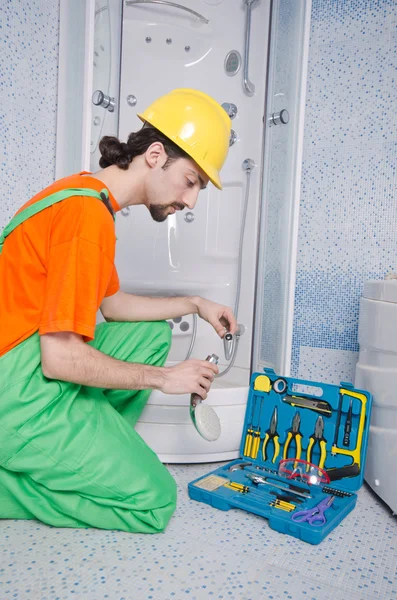 Plombier travaillant dans la salle de bain — Photo