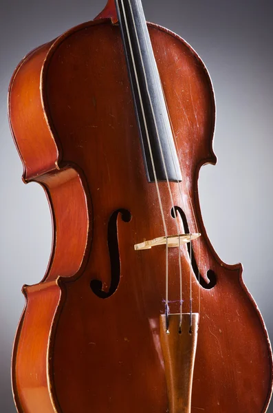 Muzyka wiolonczela w ciemnym pokoju — Zdjęcie stockowe