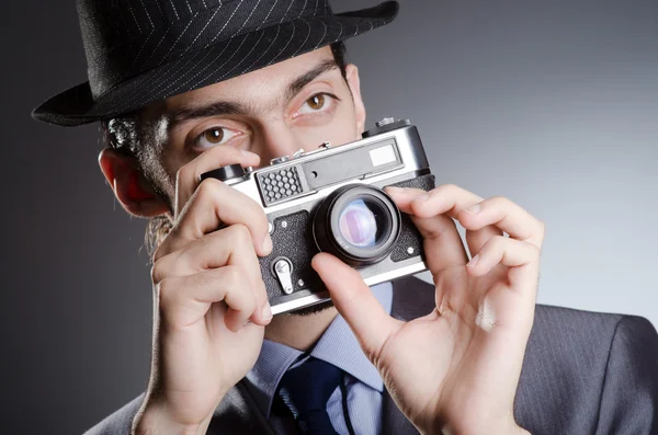 Fotograf człowiek z rocznika kamery — Zdjęcie stockowe