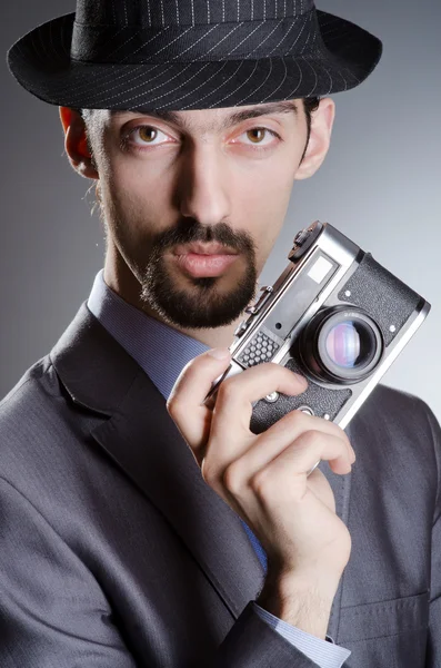 Fotograf Mann mit Oldtimer-Kamera — Stockfoto