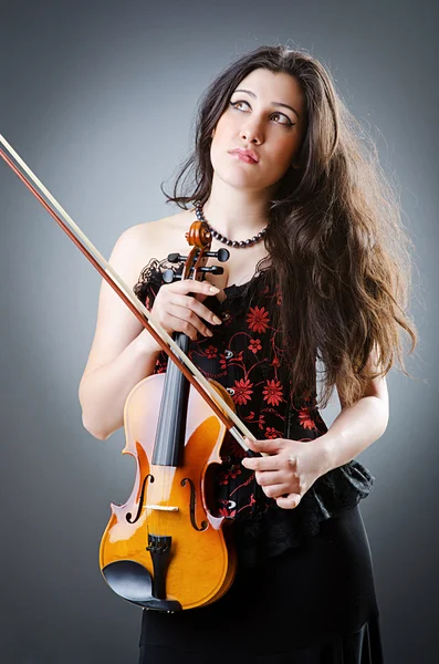 Violinista femenino contra fondo — Foto de Stock