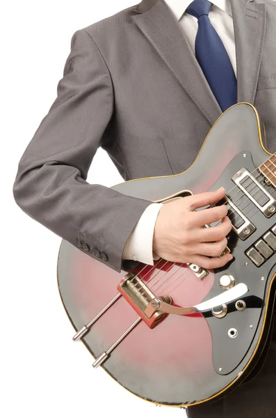 Гитарист в деловом костюме на белом — стоковое фото
