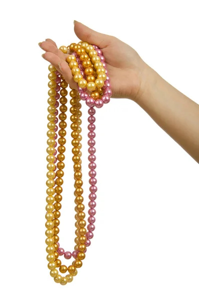 Perlový náhrdelník v ruce na bílém — Stock fotografie