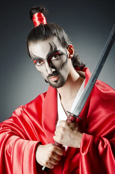 Japansk skådespelare med svärd — Stockfoto