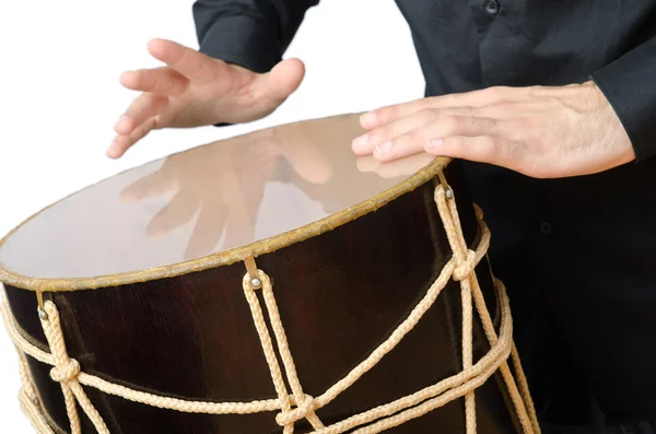 Drummer met trommel spelen op wit — Stockfoto