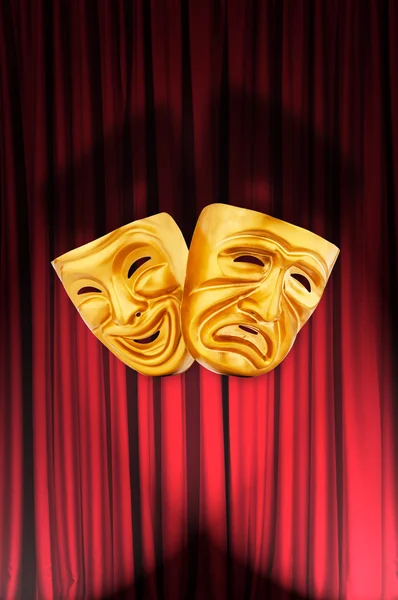 Teater prestanda koncept med masker — Stockfoto