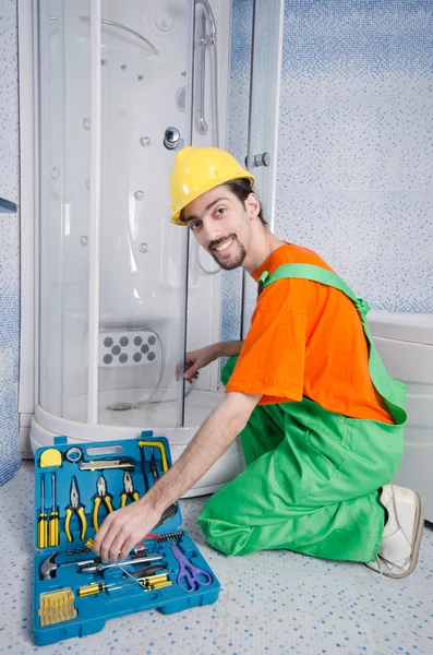 Водопроводчик работает в ванной комнате — стоковое фото