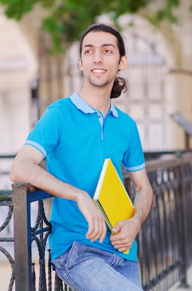 Student outside preparing for exams — Stock Photo, Image