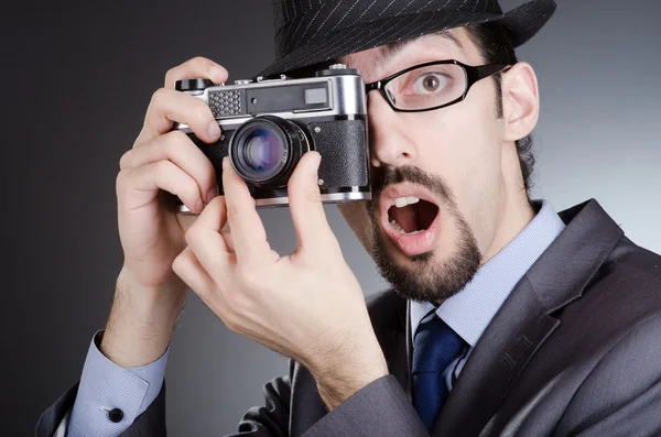Fotógrafo homem com câmera vintage — Fotografia de Stock