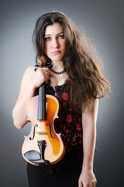 Violinista femenino contra fondo —  Fotos de Stock