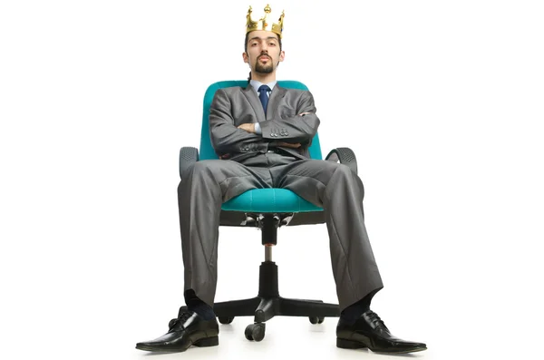 Человек-король сидит на стуле — стоковое фото